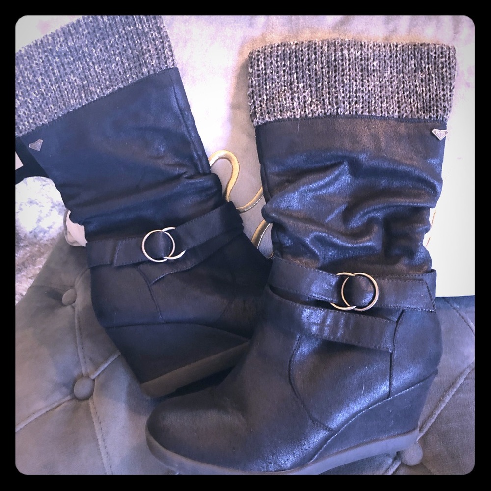 Cute Quicksilver black wedge heel boots